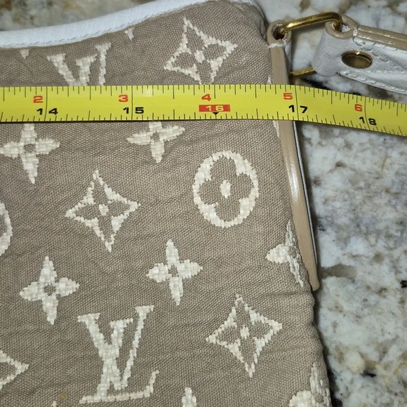 Louis VuittonLimited Edition BlancMonogram Sabbia Besace Bag. Serialcode FO4170. - Picture 12 of 16